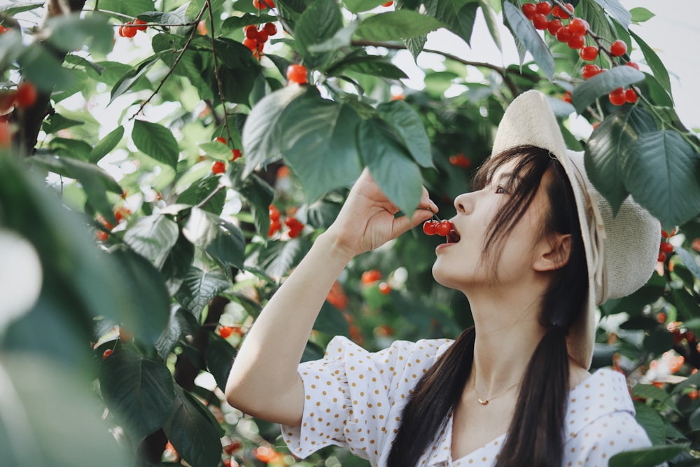 Mujer a punto de comer cerezas