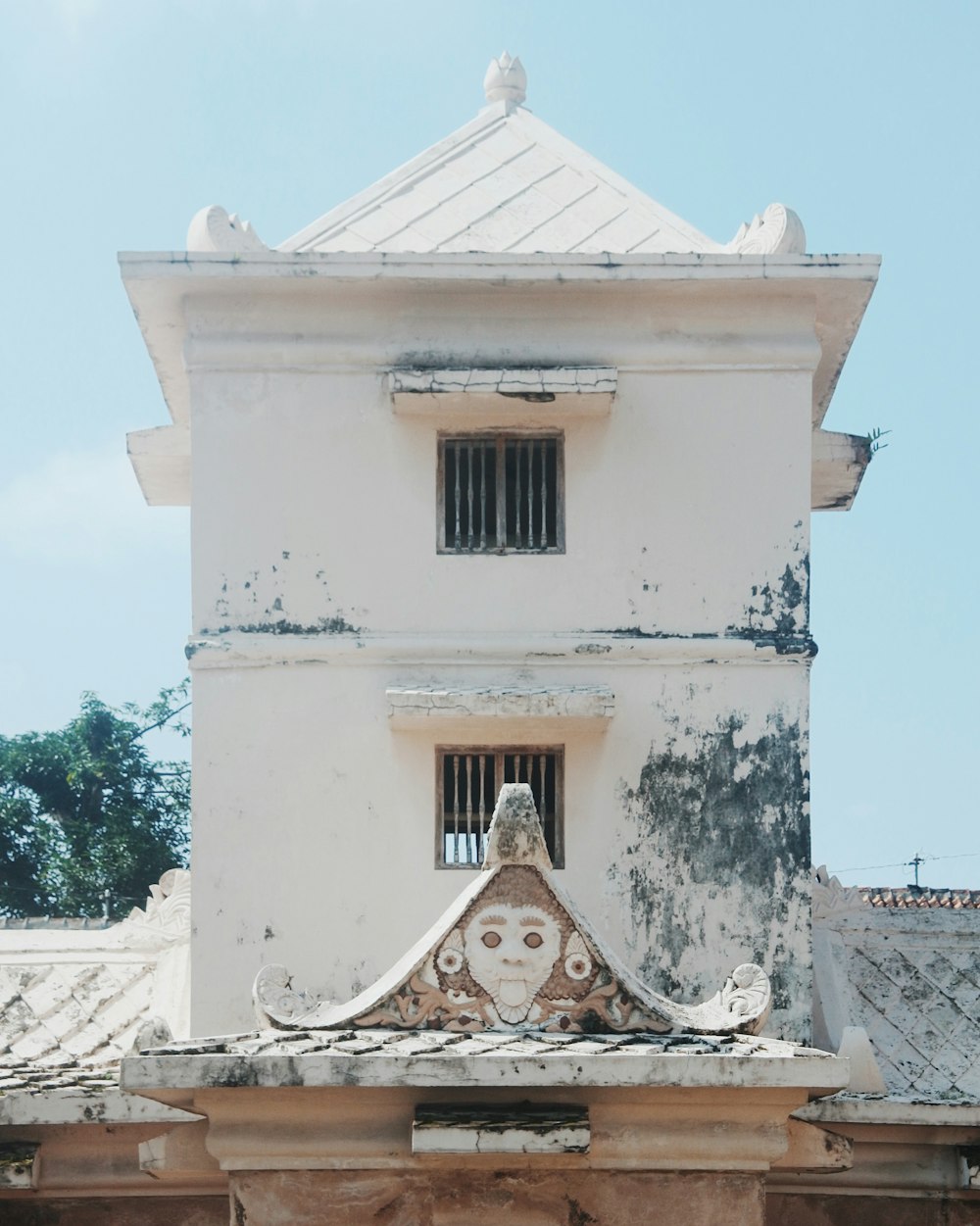 Un edificio bianco con un orologio sulla parte anteriore