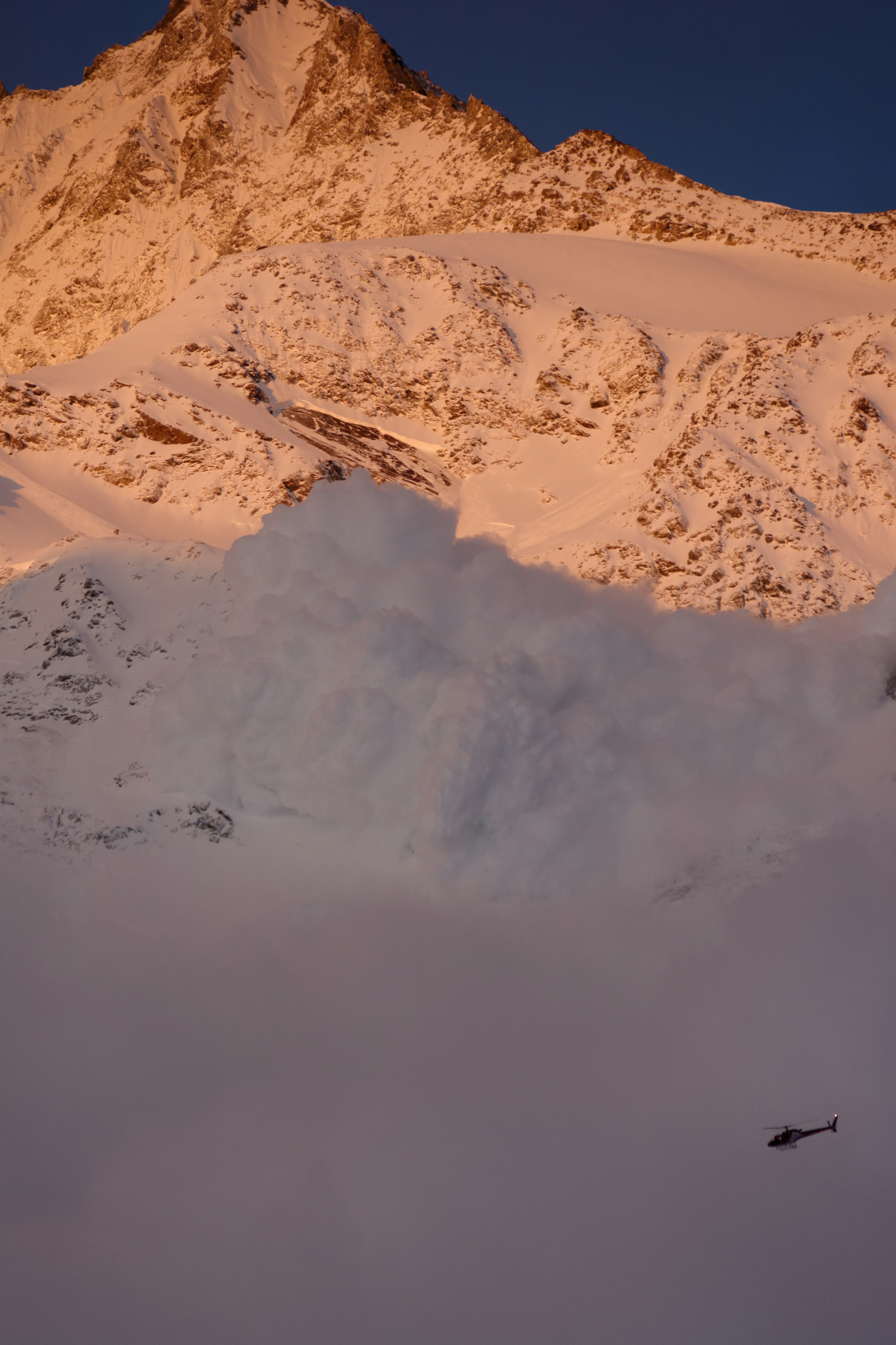 Photographie aérienne de montagnes enneigées
