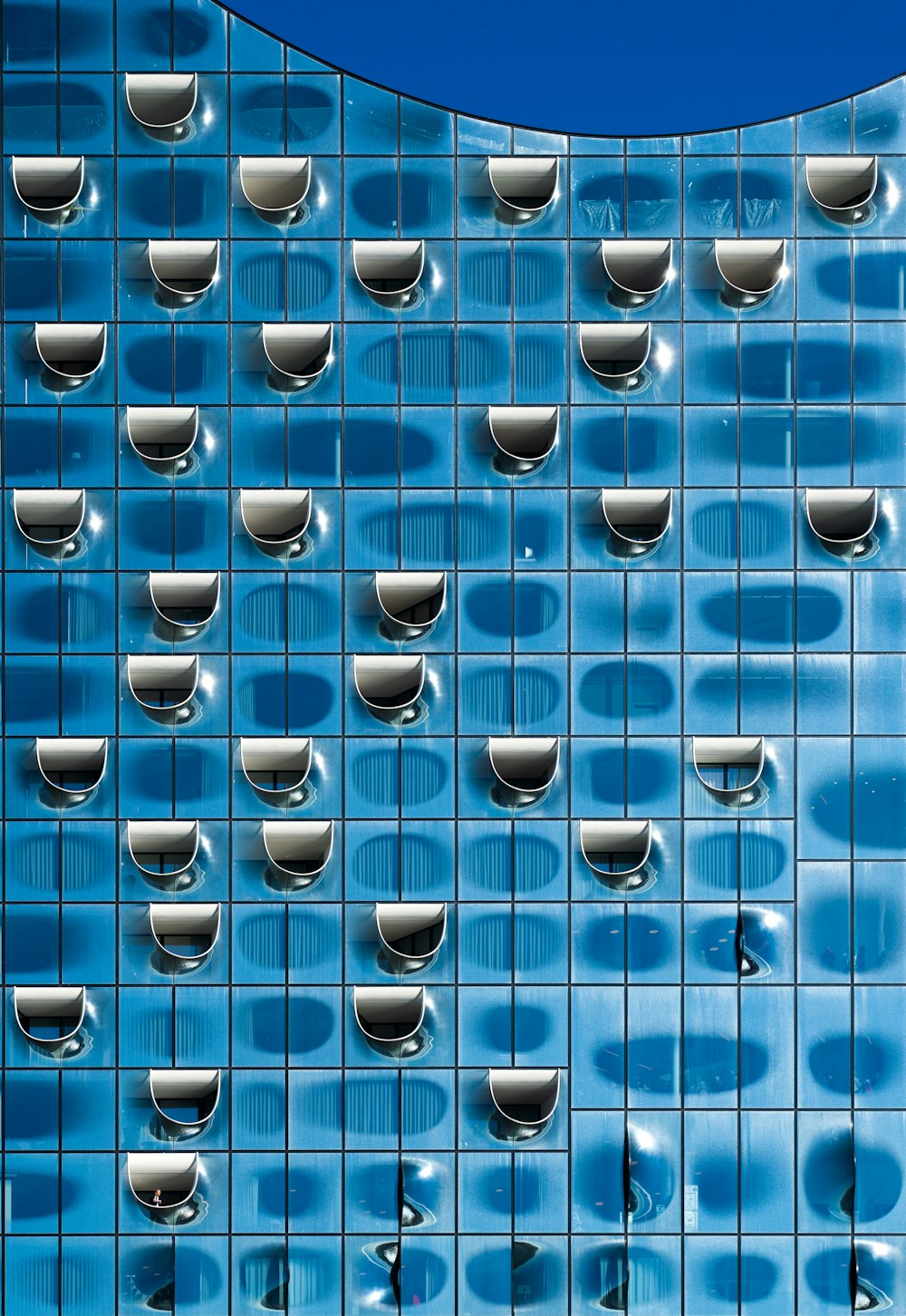 Un edificio azul con muchos cuencos