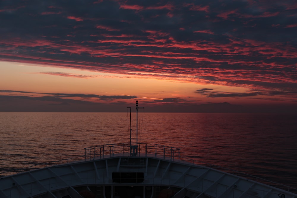 mare calmo sotto il cielo azzurro durante il tramonto