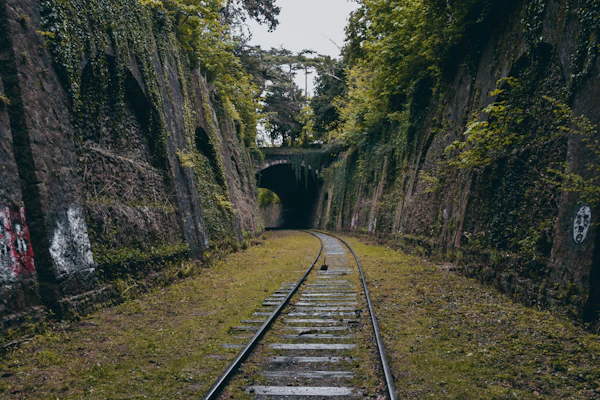 Vista interna do ateliê de costura com tecidos e moldes na Serra Fluminense