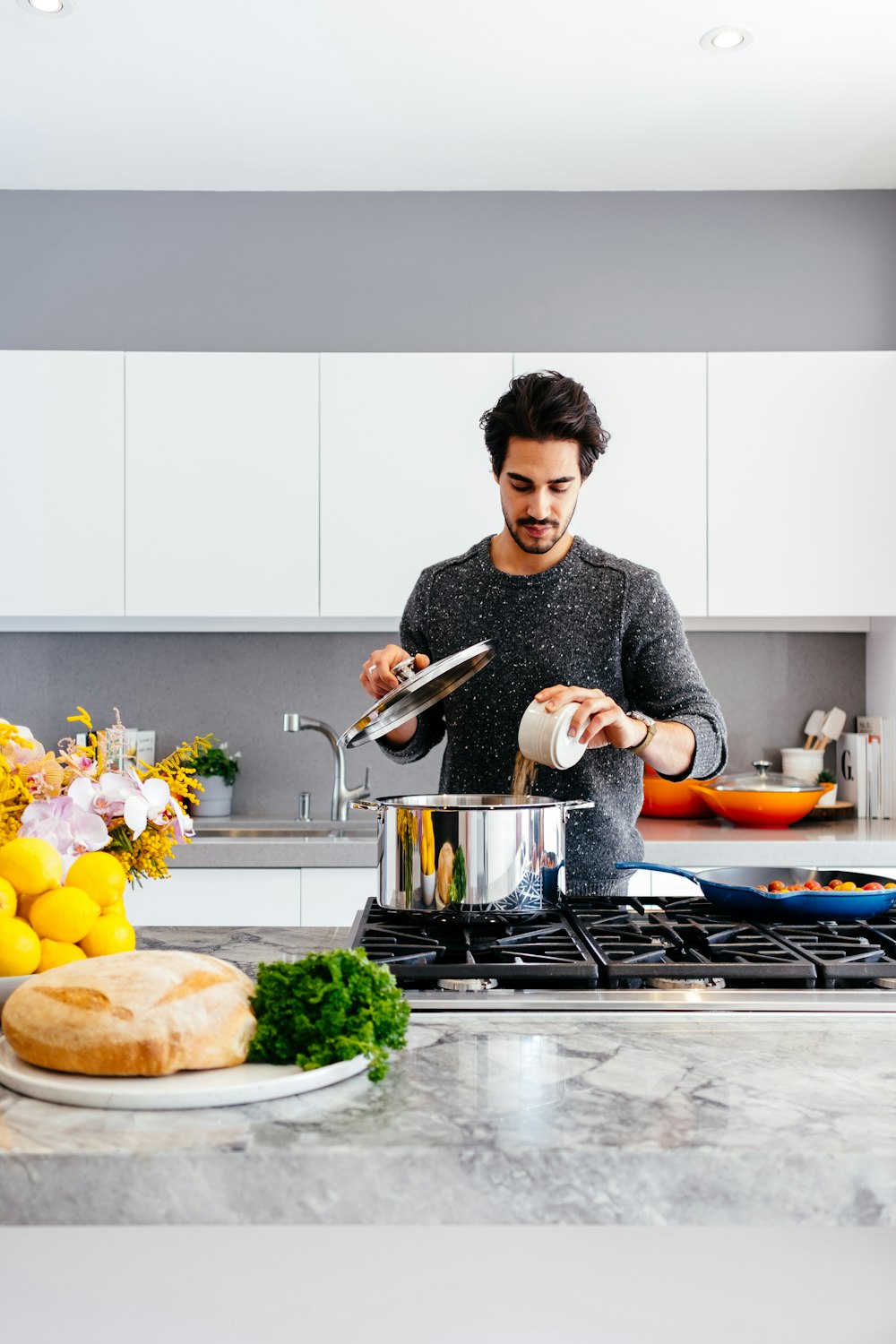 uomo in piedi all'interno della stanza della cucina