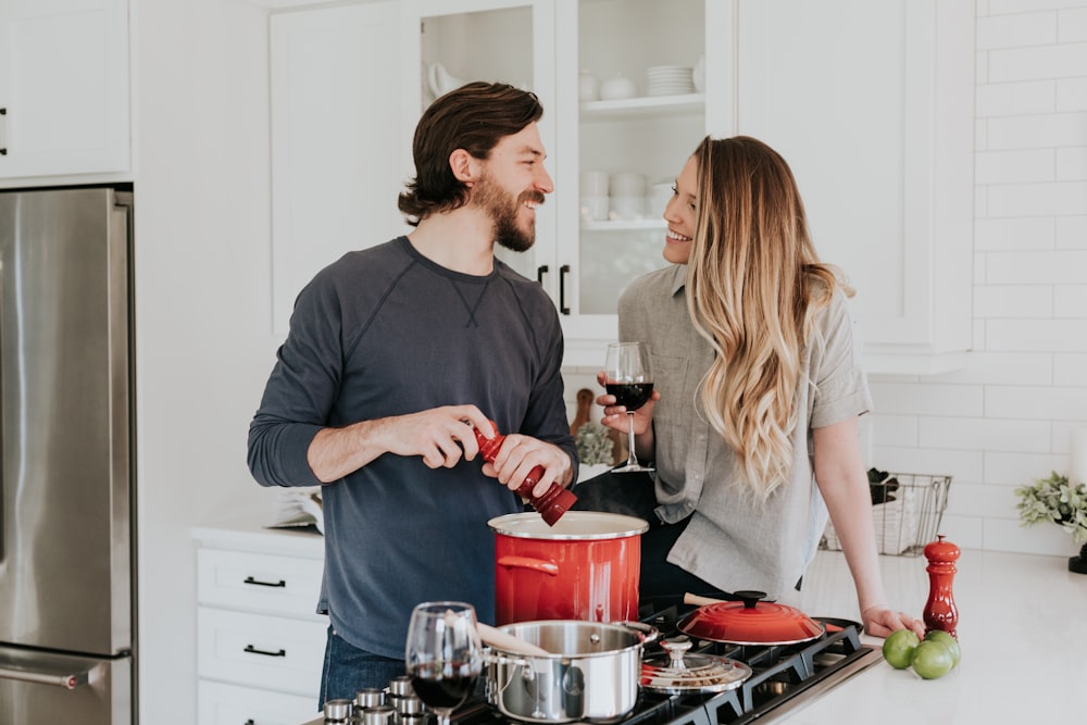 homme et femme debout à l’intérieur de la cuisine