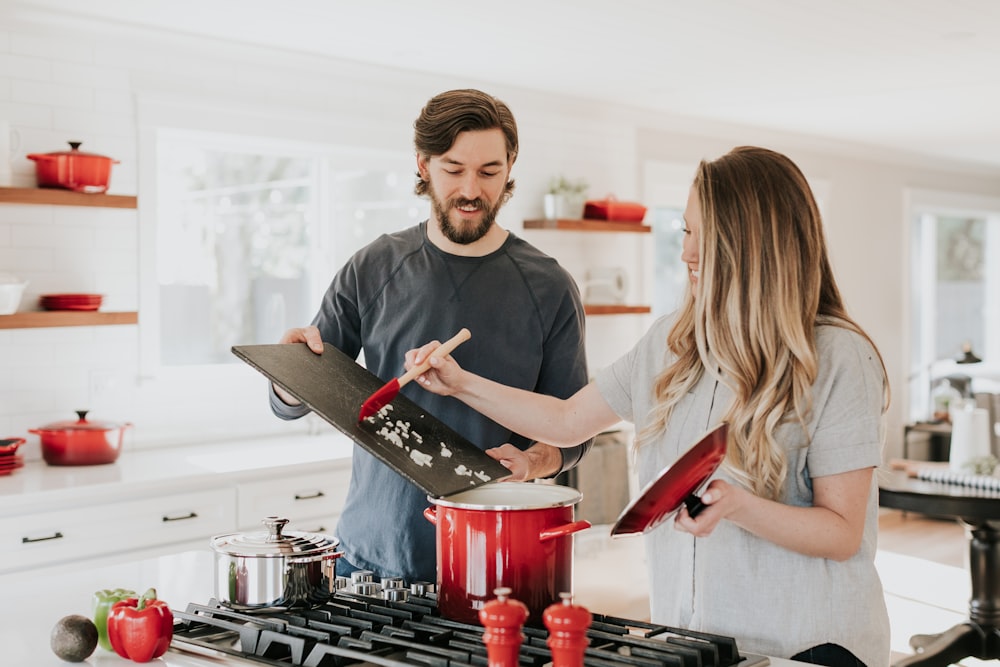 hombre ayudando a cocinar mujer