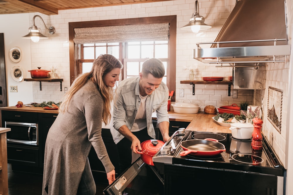 homem e mulher cozinhando