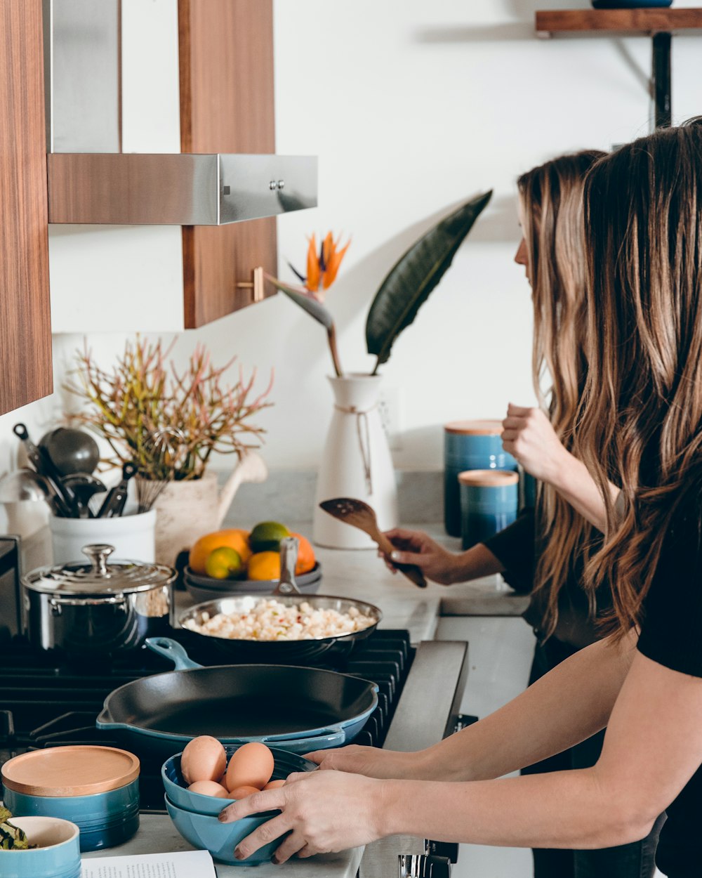 Dos mujeres en la cocina cocinando