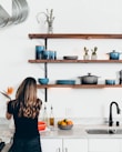 décoration intérieure personnalisée avec étagères en bois