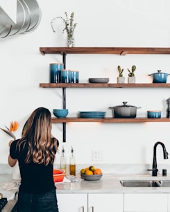 décoration intérieure personnalisée avec étagères en bois