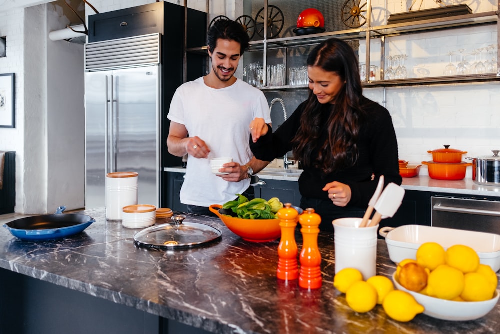 homem e mulher cozinhando