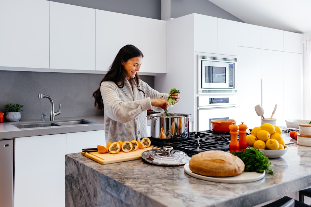 Mujer sonriendo mientras cocina