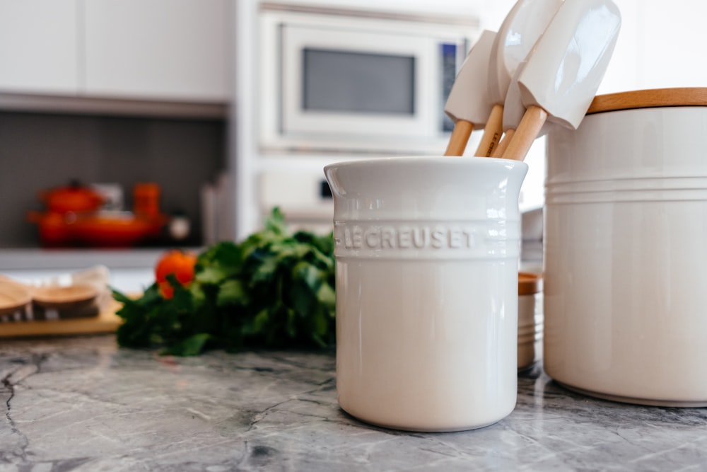 pot en céramique blanche