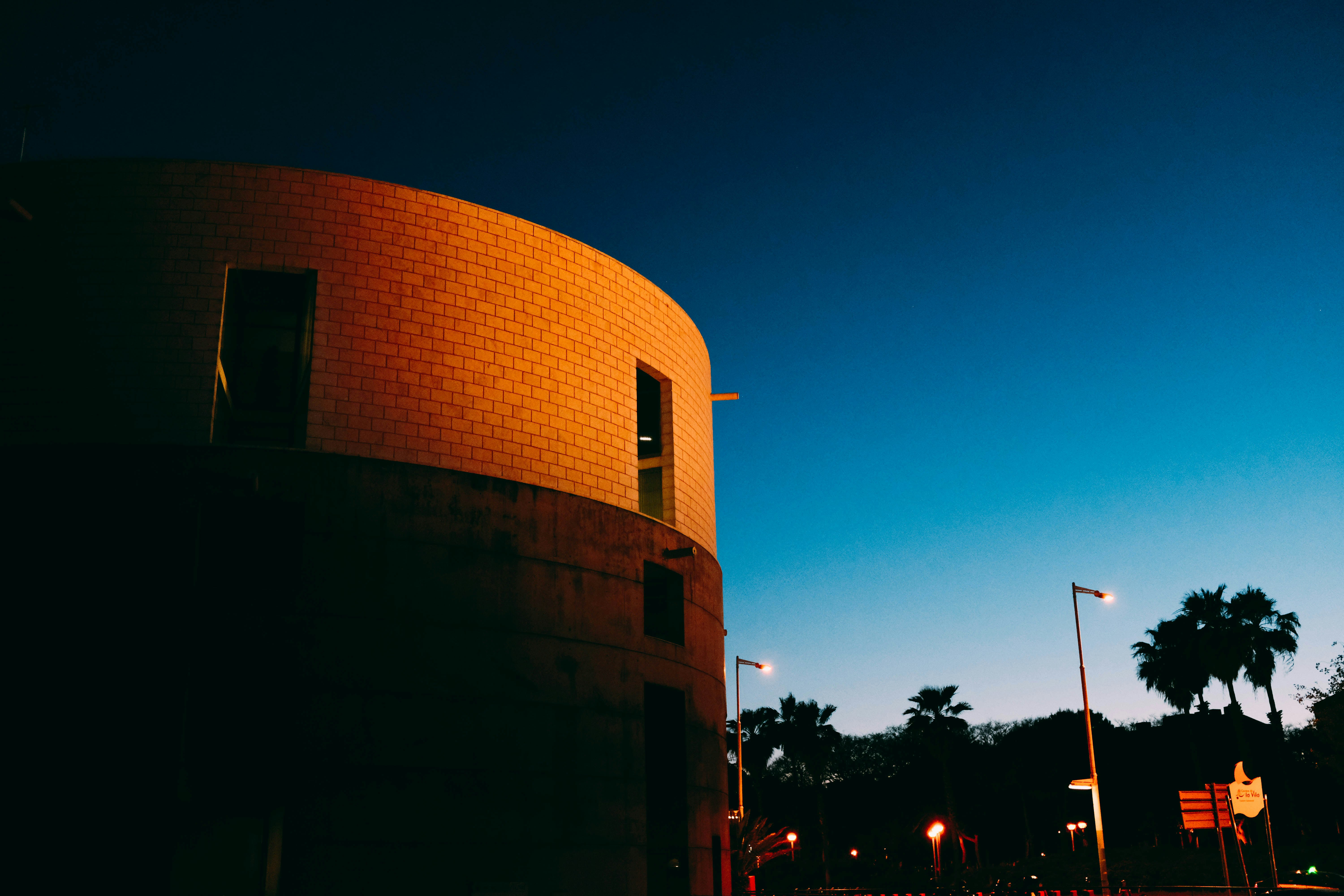 Photo by adrienolichon