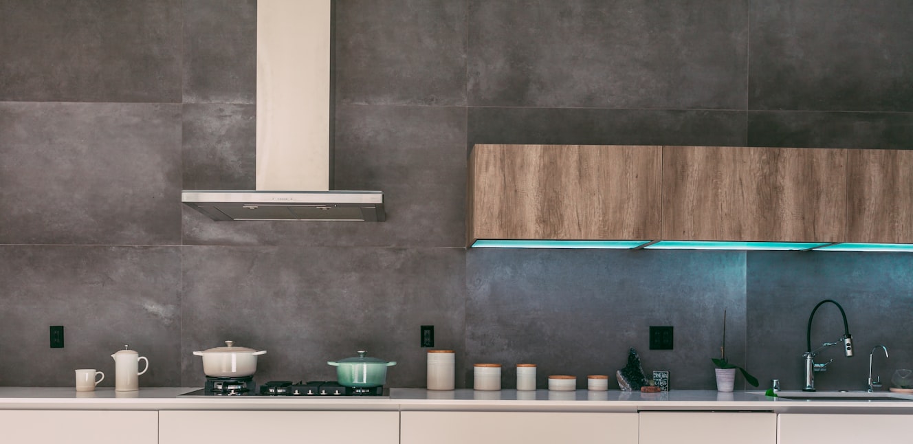 35 Kitchen splashback ideas - tiles, glass, white and colourful designs