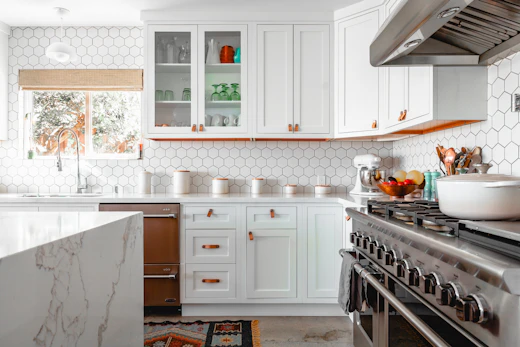 Cocina con frentes de madera y encimera de piedra