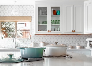 two cooking pots on kitchen island