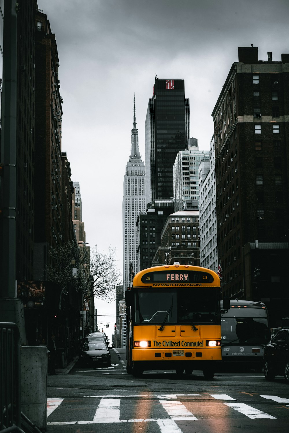 Photographie sélective de mise au point d’un bus jaune