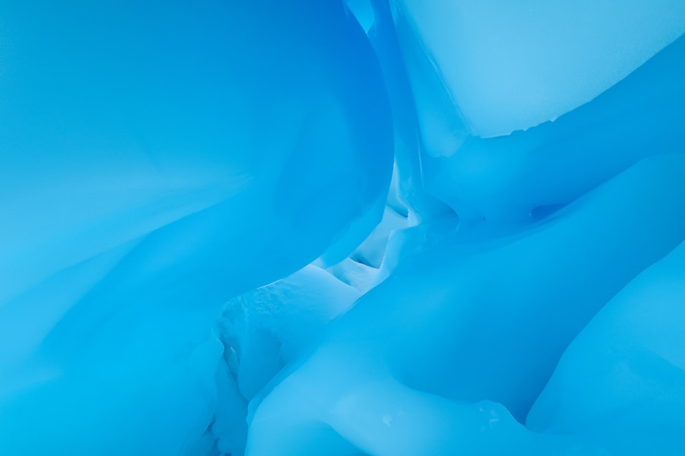 um close up de uma caverna de gelo azul