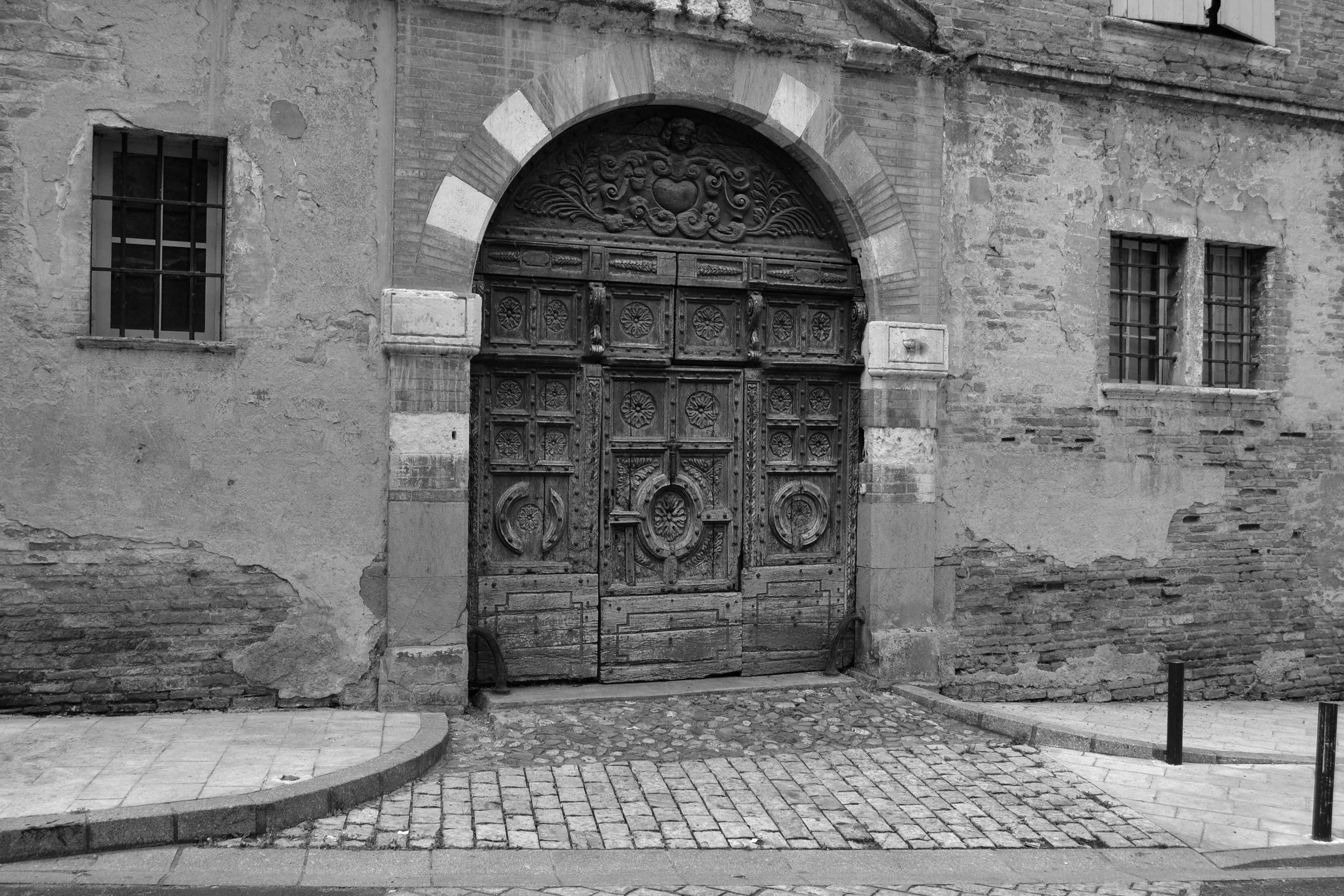 Gaillac, Portail de l’Hôtel Druilhet d’Yversen (XVIème siècle) – Inscrit MH

Construction au départ résidence des chanoines de l’Abbaye Saint-Michel puis celle de la famille de Druilhet, juges de la judicature d’Albigeois (depuis 1643), avant d’être, par alliance, l’Hôtel de la famille d’Yversen (en 1769).

Le portail, également du XVIème siècle, est en chêne sculpté avec un tympan à décor de parchemin découpé.