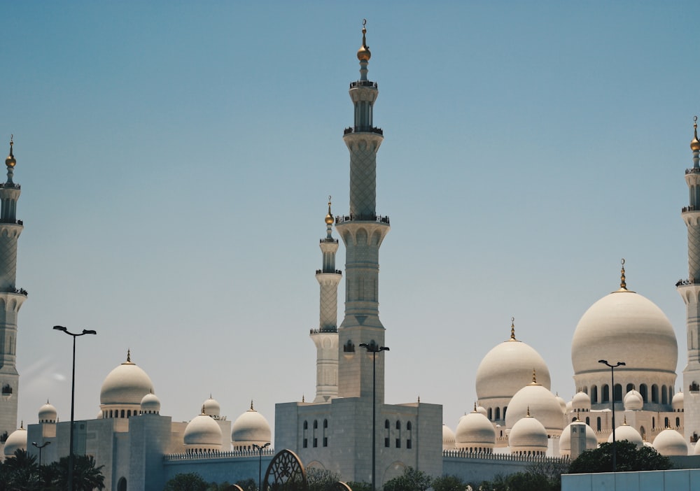 Foto branca da mesquita durante o dia