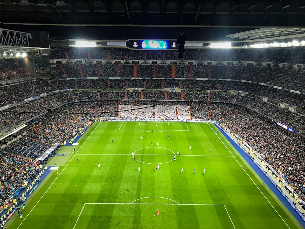 Photographie aérienne d’un match de football à l’intérieur du stade