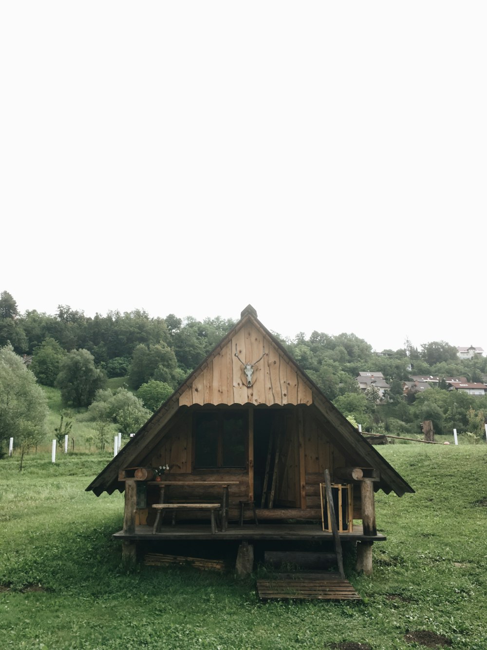 Braunes Holzhaus auf grüner Wiese tagsüber