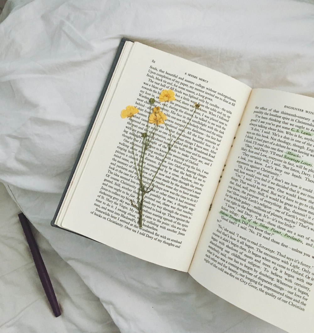 fiori gialli a libro aperto