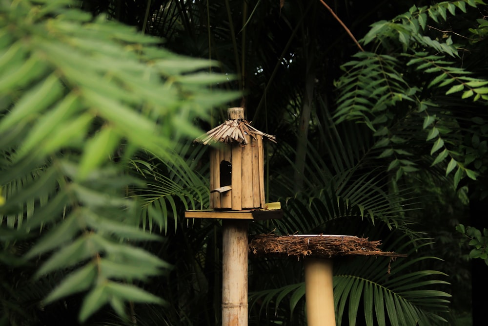 Casita para pájaros de madera marrón