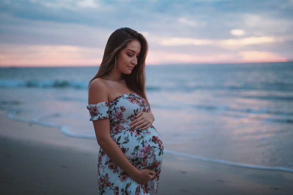 femme enceinte au bord de la mer