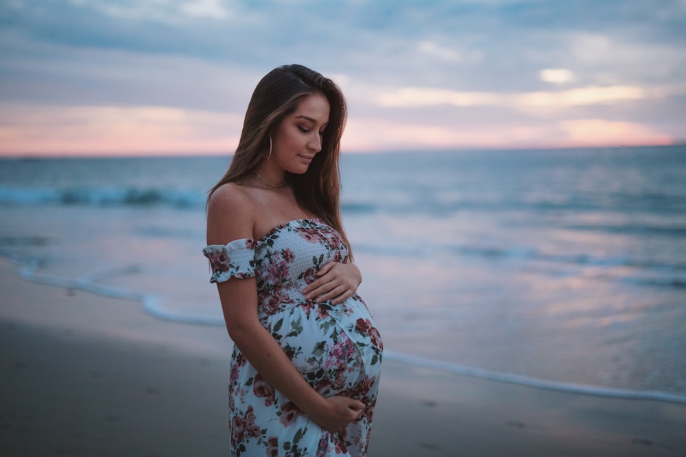 Schwangere Frau an der Küste
