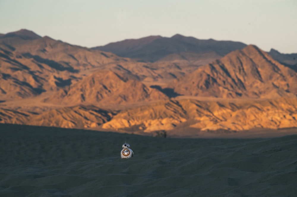 Ein Motorrad, das mitten in der Wüste geparkt ist