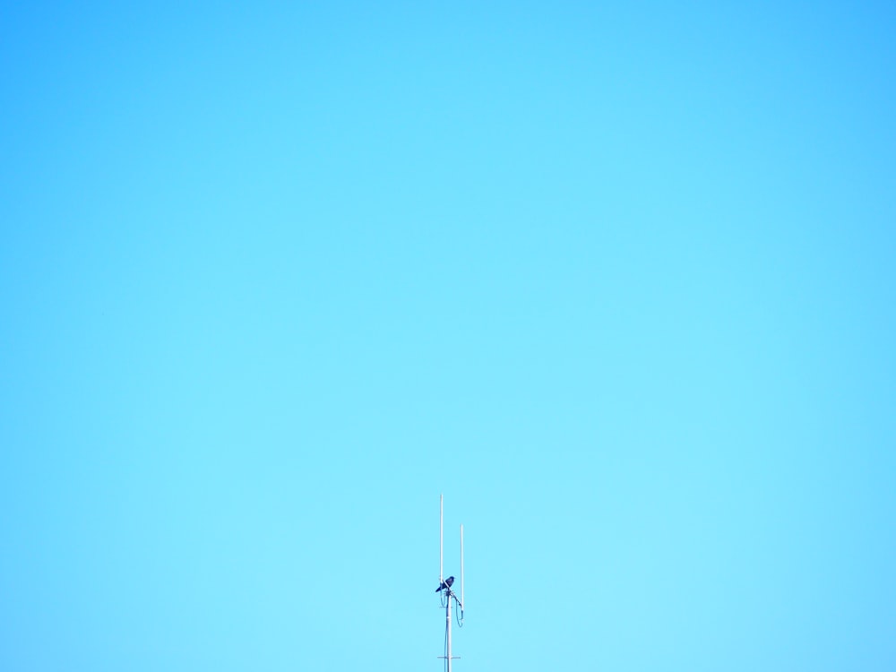 a tall antenna on top of a tall building