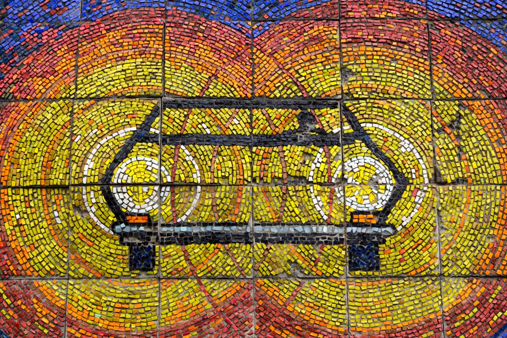 una parete a mosaico con una bicicletta su di esso