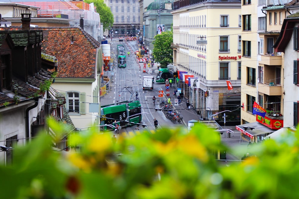 Luftaufnahmen von Menschen, die tagsüber am Straßenrand spazieren gehen