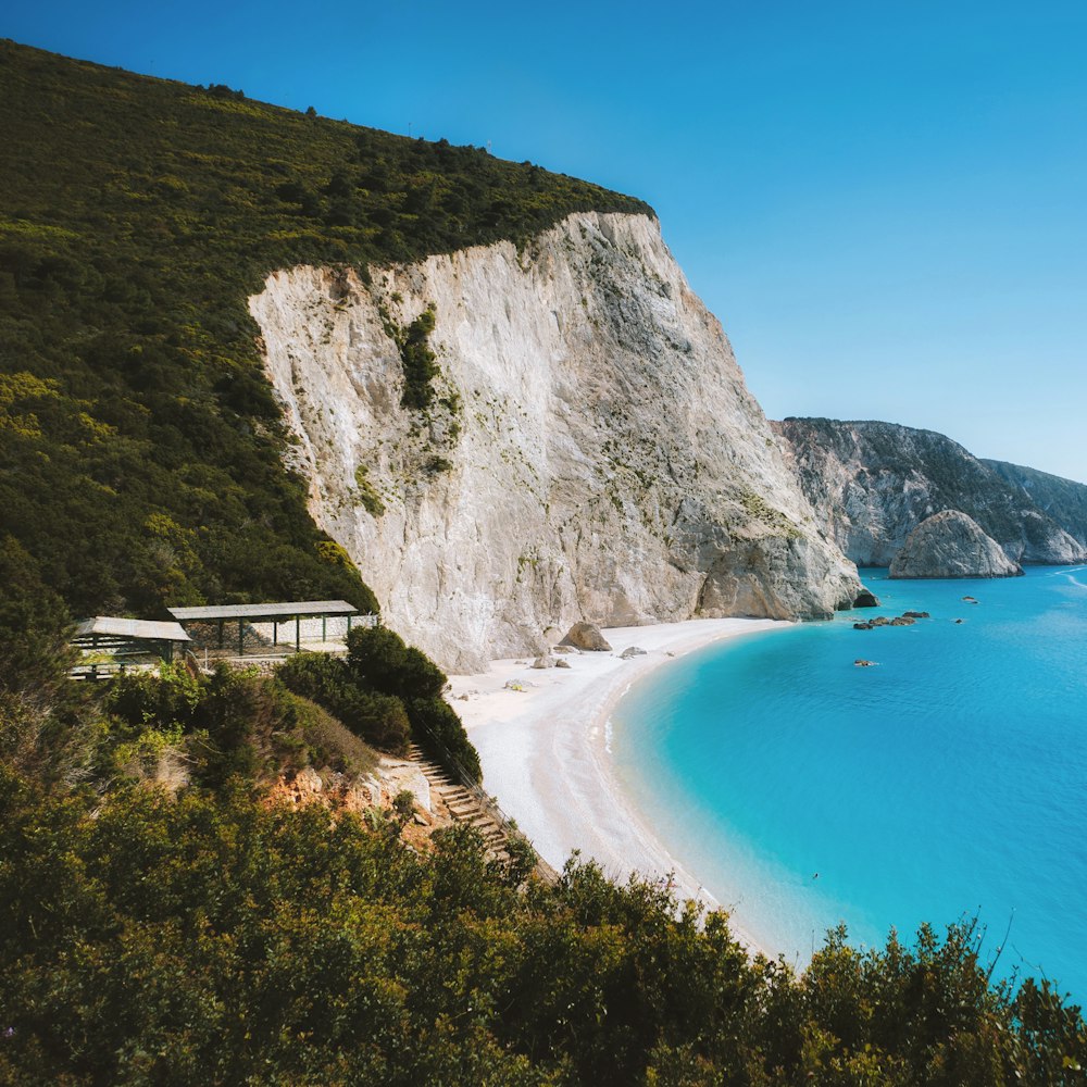 Una spiaggia di sabbia bianca accanto a una scogliera