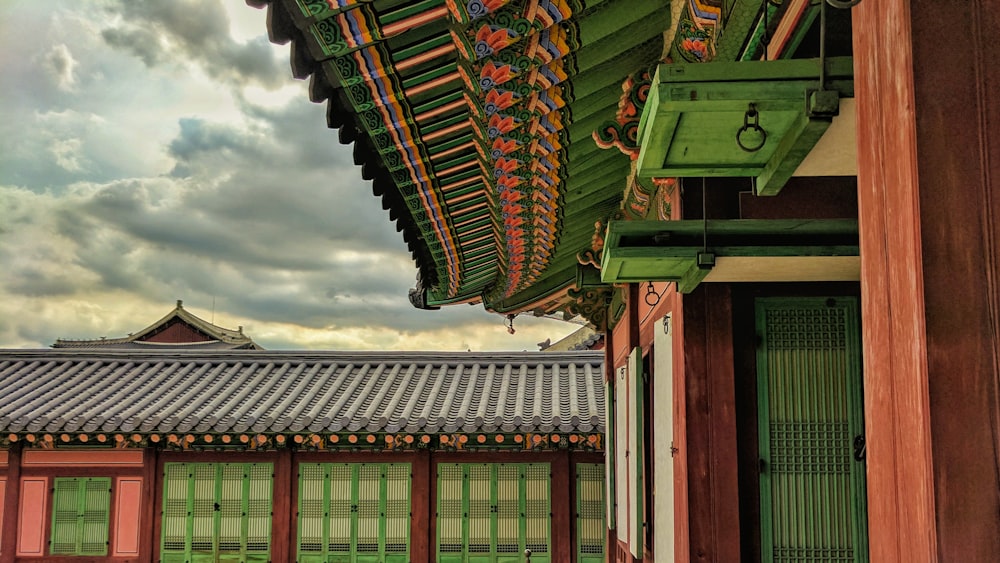 pagode marron et vert