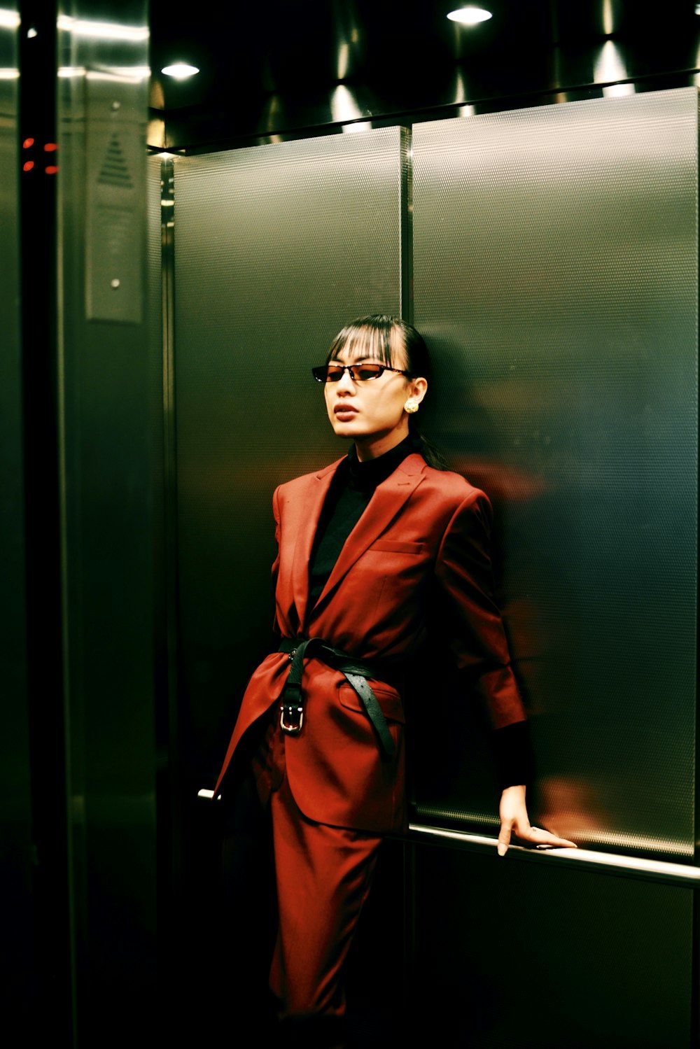 엘리베이터에서 빨간 블레이저를 입은 여자