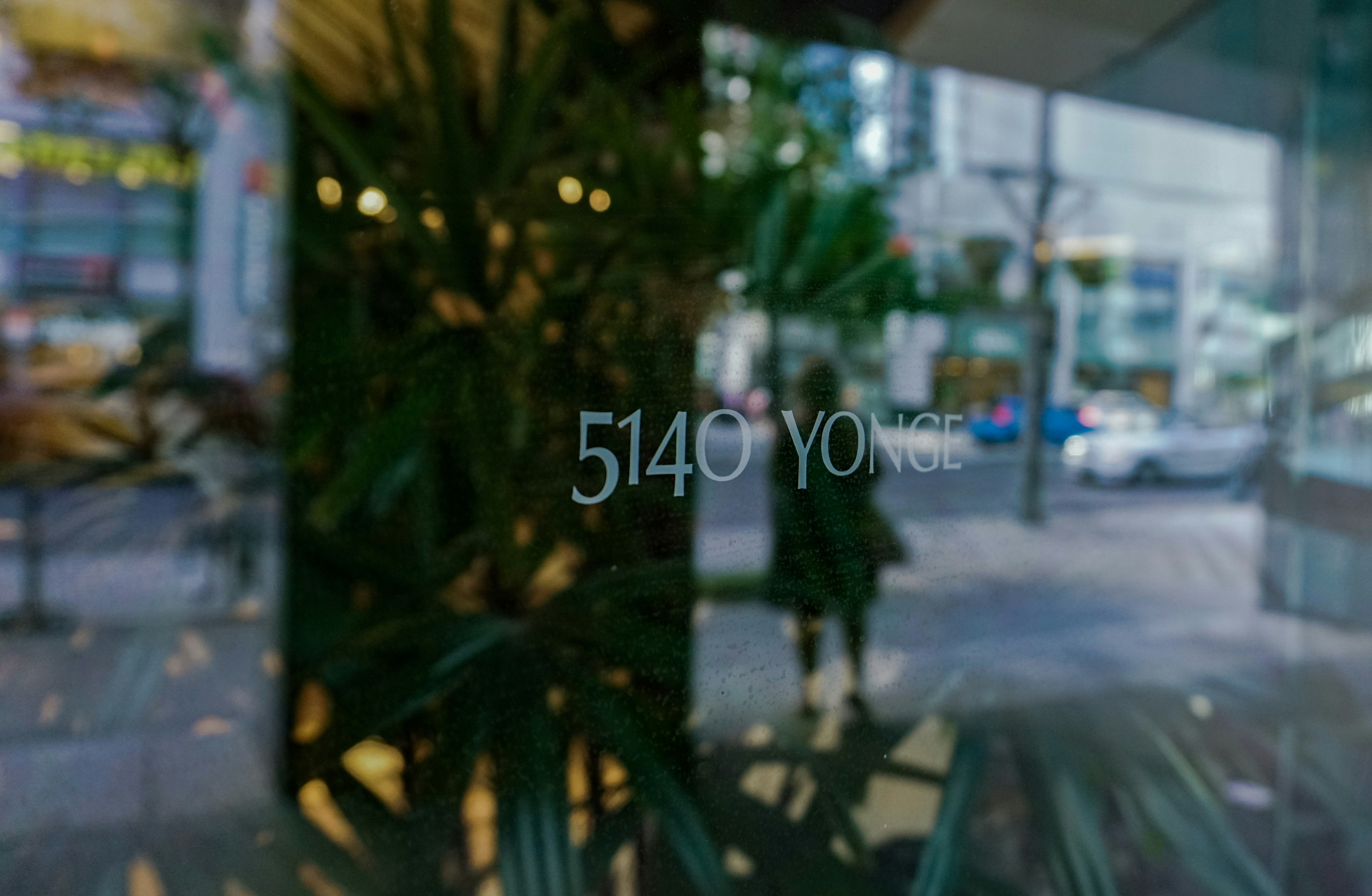 El reflejo de un edificio en una ventana de vidrio