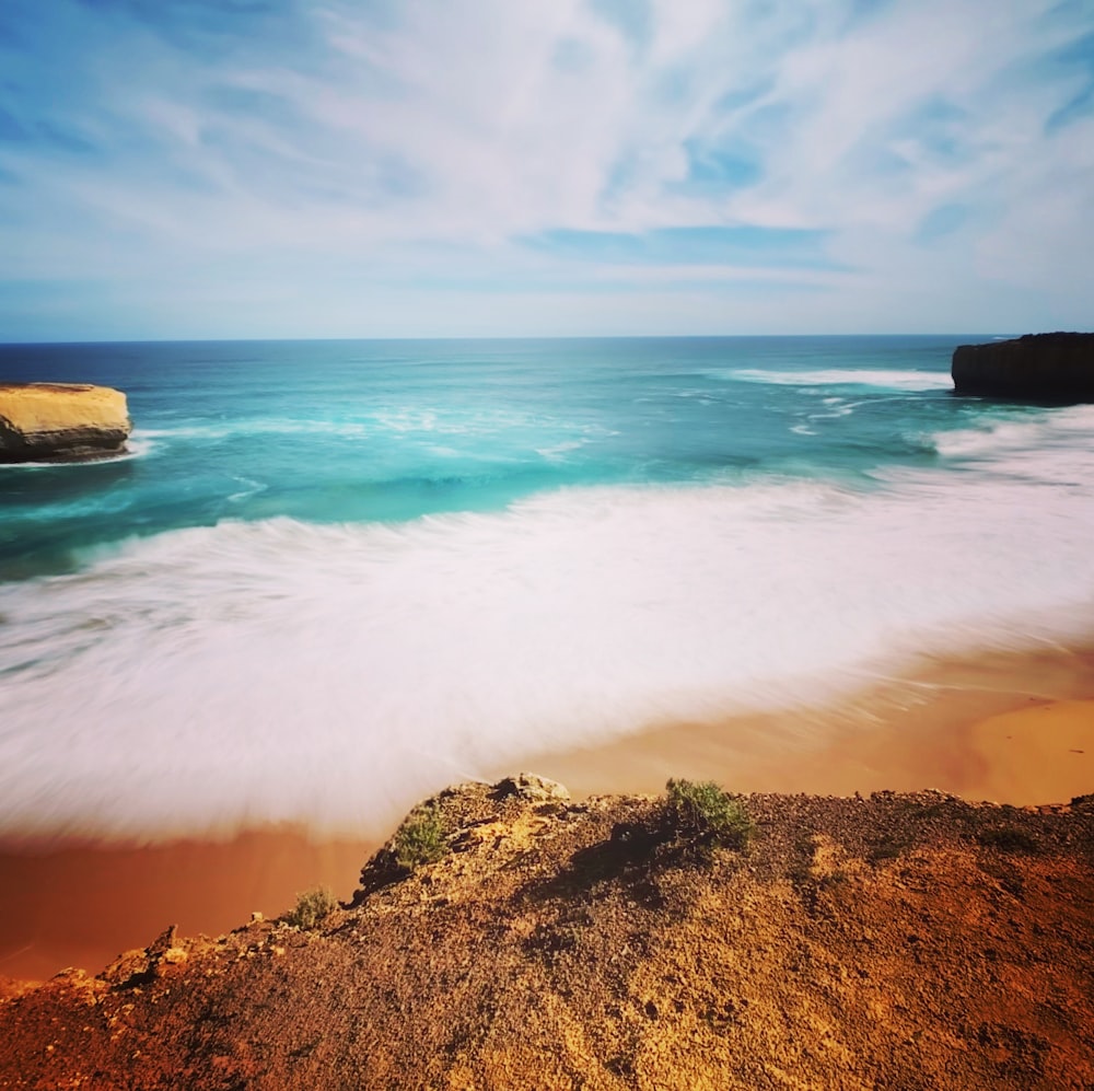 céu nublado branco e azul sobre a praia