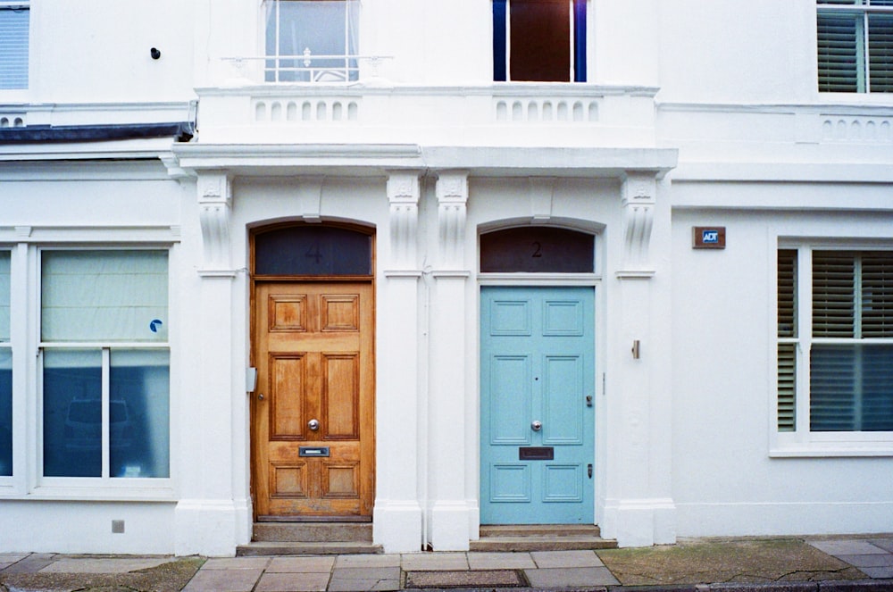 建物の茶色と青の木製のドアが閉まる