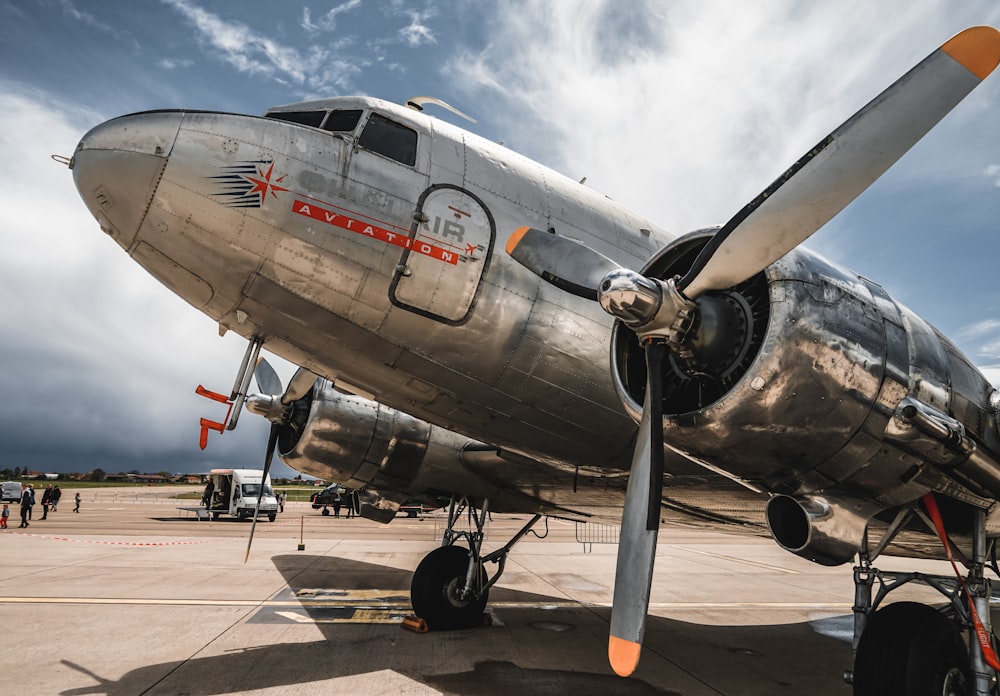 close photo of propeller plane