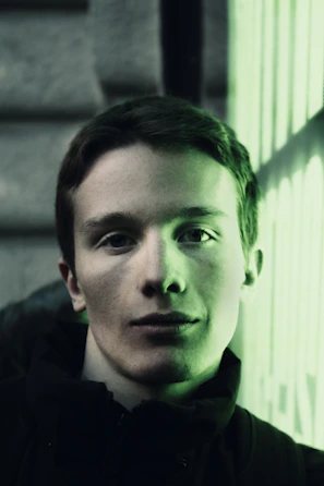 3D rendered close-up of a woman’s face with a trendy short haircut.