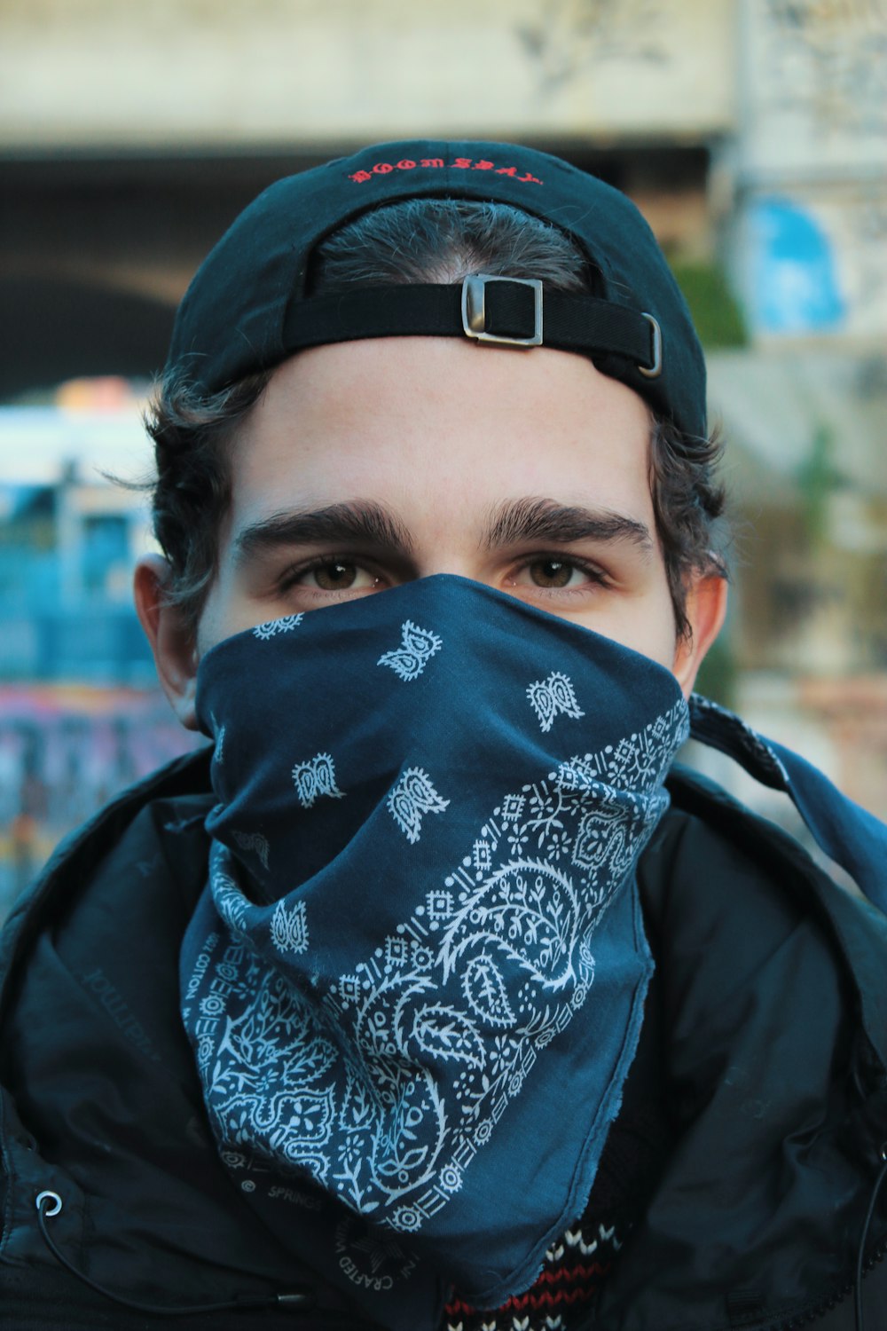 Homem vestindo bandana preta e boné preto