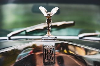 silver Rolls Royce emblem