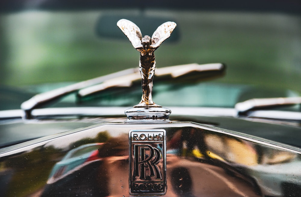 emblema plateado de Rolls Royce