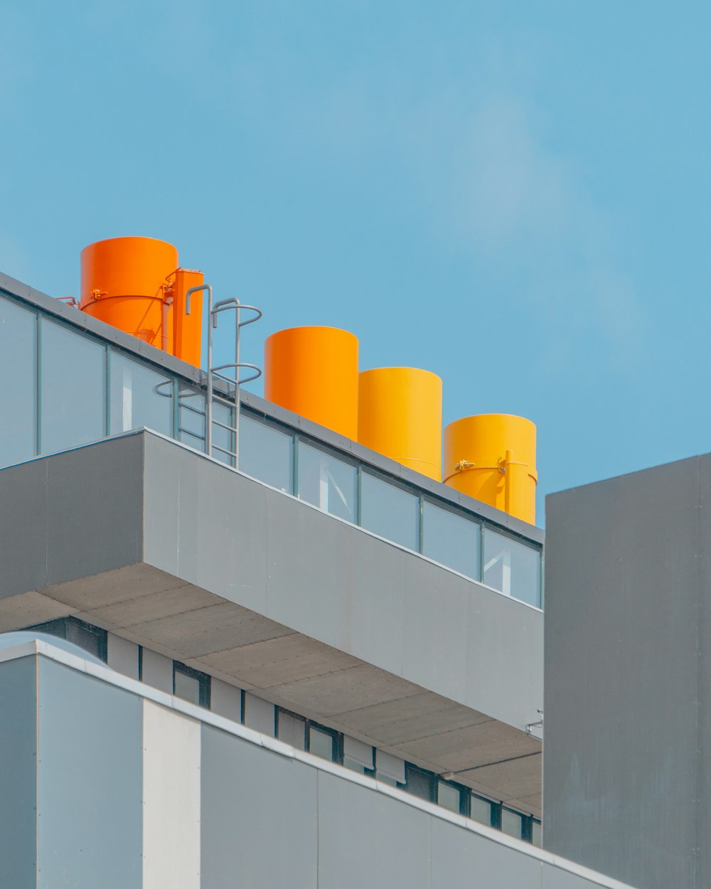 Bâtiment aux murs de verre