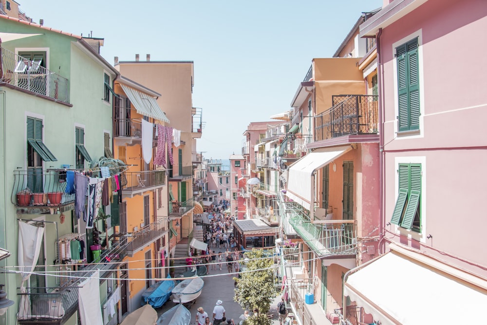 Edificios de hormigón marrón y blanco durante el día