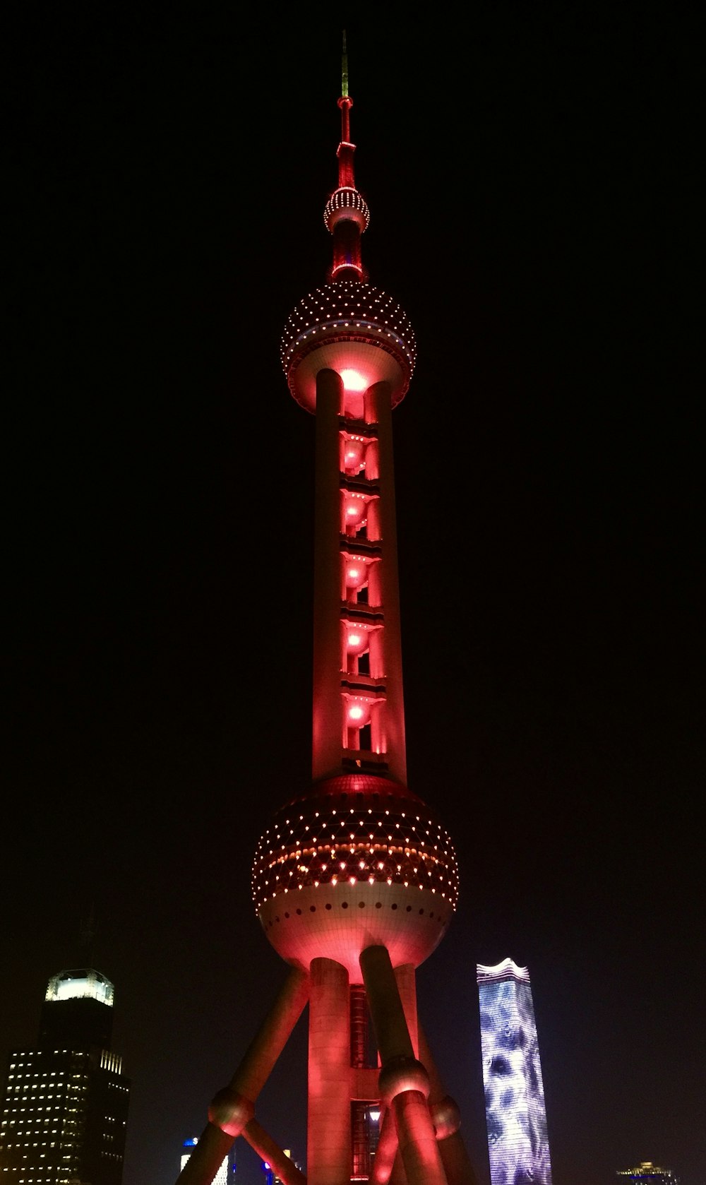 bâtiment blanc pendant la nuit