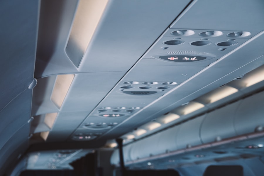 Airplane cabin ceiling and passenger service units