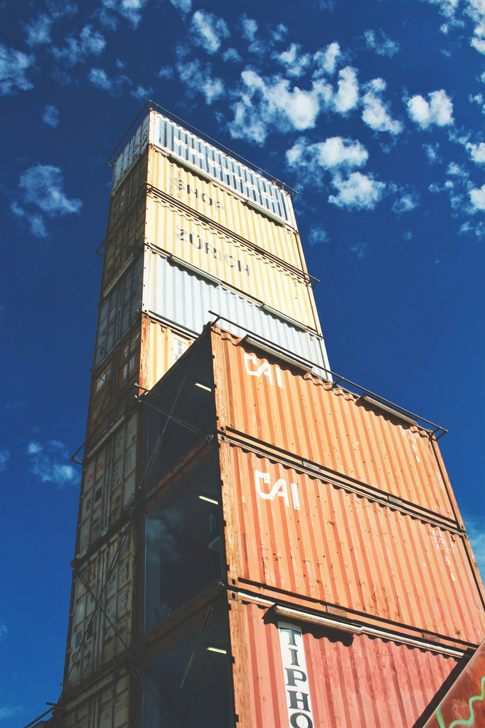 Flache Winkelansicht von Container-Vans in verschiedenen Farben